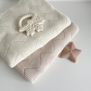 Couverture en tricot Pétoncle – Coton organique Oeko-tex – 80×100 cm – Rose