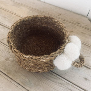 Panière de toilette bébé Brindille en jonc de mer D20xH10 cm – 3 pompons coton – Blanc
