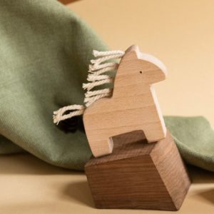 Cheval en bois et coton handmade