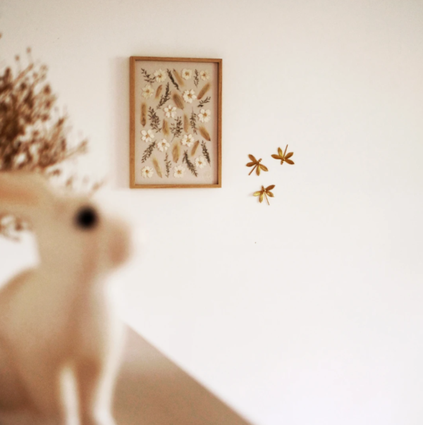 Décorez votre intérieur avec poésie et délicatesse grâce à ces merveilleuses petites libellules en laiton doré. Créez un envol sur un mur dans la chambre de bébé ou disposez les à côté d'un coin change. A vous de jouer! 