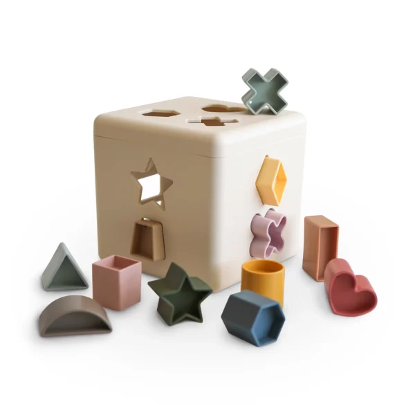 Composée de 12 formes aux couleurs douces, la Boîte à Formes créée par la marque mushie retiendra toute l'attention et suscitera la curiosité de votre mini.