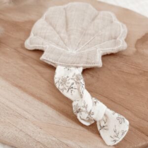 Attache-suçette handmade en coton bio l Coquillage l Sand – feuillage