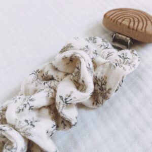 Attache-suçette handmade froufrou en coton bio l arc en ciel – feuillage