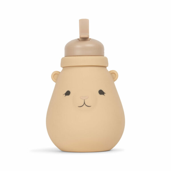 Bouteille en silicone conçue avec une forme de nounours ronde. Conçue avec une paille en silicone à l’intérieur. Matériaux : Silicone et PP