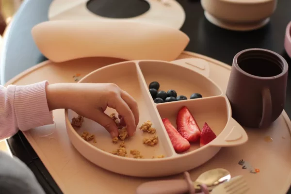 Assiette compartimentée en silicone avec ventouse l Naé l Crème – Image 4