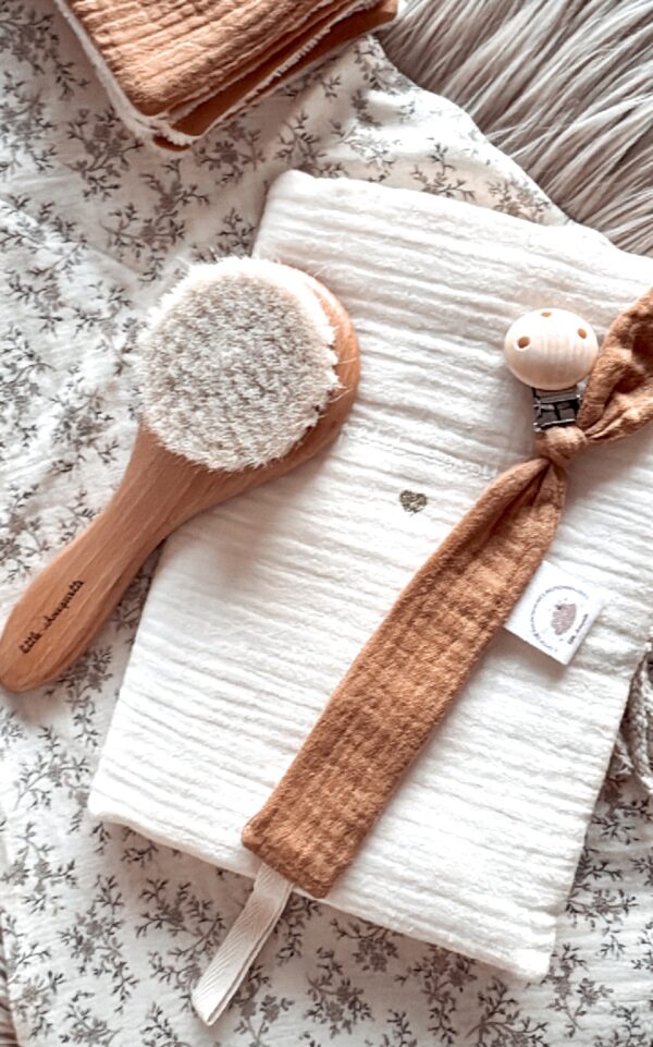 Attache tétine en gaze de coton handmade l Camel – Image 4