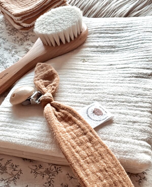 Attache tétine en gaze de coton handmade l Camel – Image 6