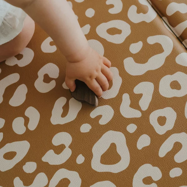 Tapis de jeu réversible pliable l TAPILOU X ATELIER WAGRAM l Léopard/Coeurs – Image 5