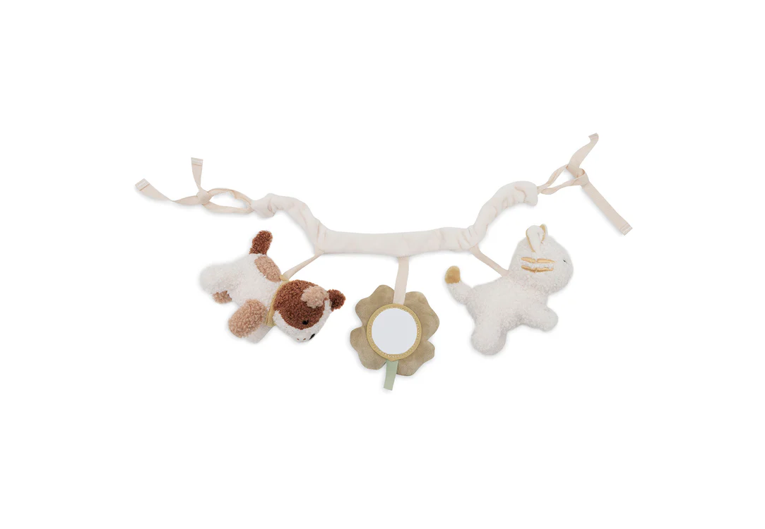 Cet adorable jouet de poussette Tiny Park est parfait pour divertir bébé en balade. Il contient un petit chien, un chat et un trèfle à quatre feuilles avec un mini miroir intégré. Les petits grelots diffusent un son apaisant – un jouet idéal à emporter partout !