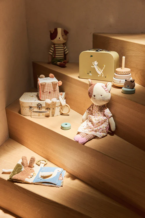 Cet adorable jouet de poussette Tiny Park est parfait pour divertir bébé en balade. Il contient un petit chien, un chat et un trèfle à quatre feuilles avec un mini miroir intégré. Les petits grelots diffusent un son apaisant – un jouet idéal à emporter partout !