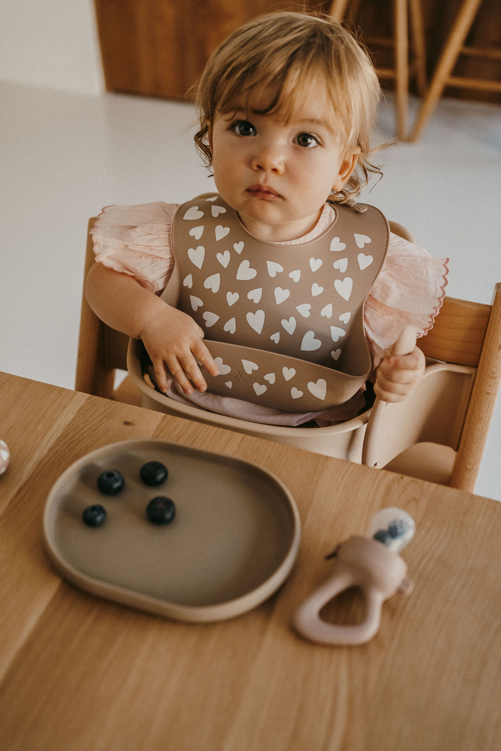 Bavoir en silicone l Love taupe