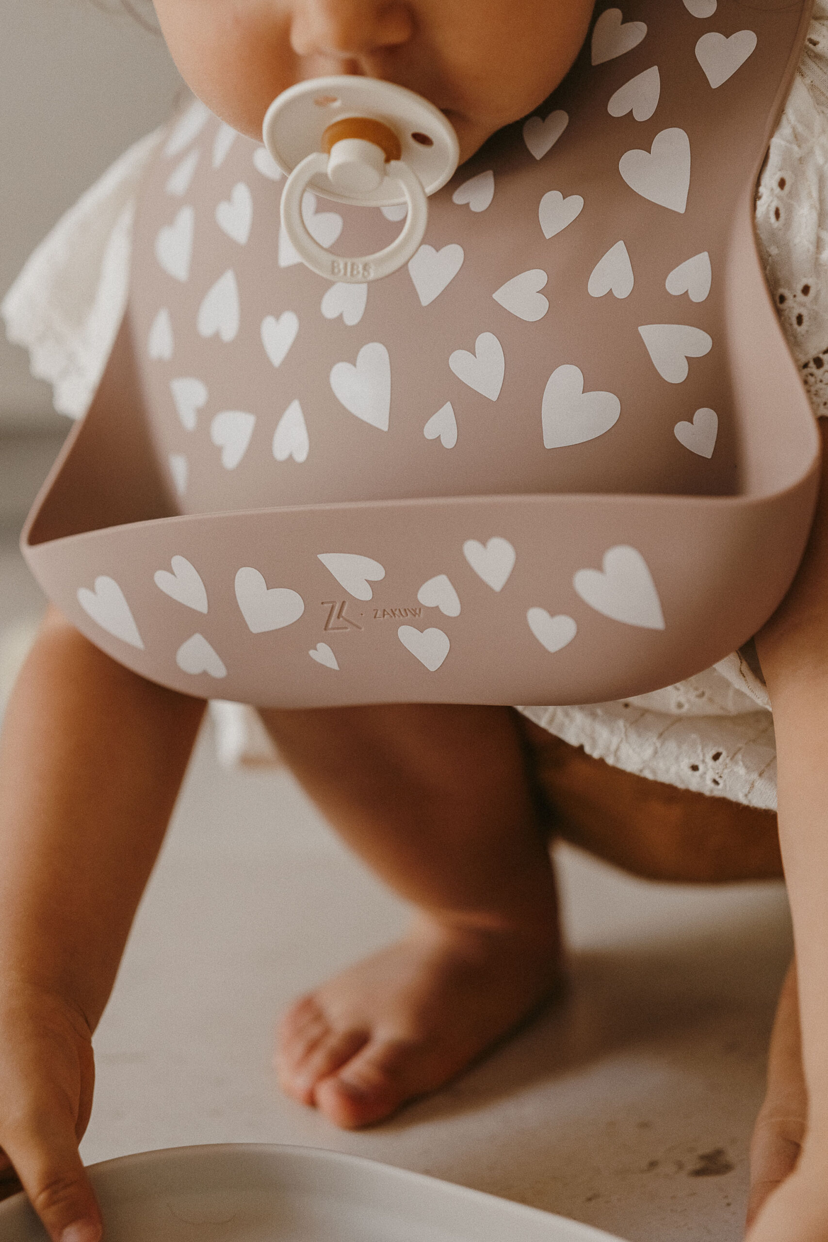 Bavoir en silicone l Love taupe – Image 3