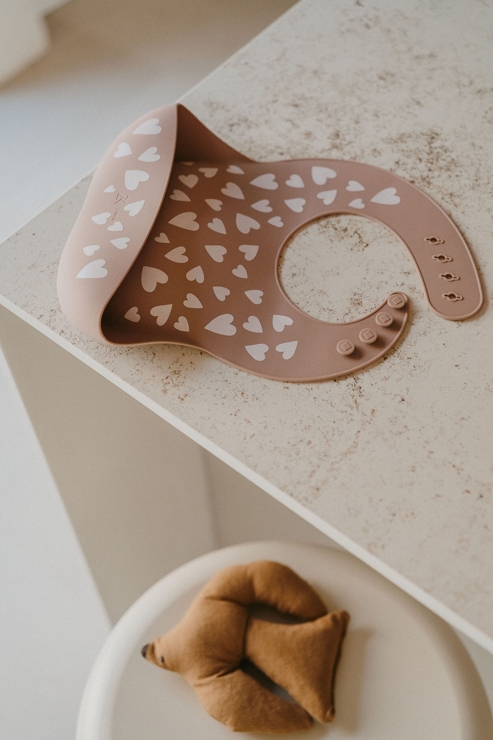 Bavoir en silicone l Love taupe – Image 4