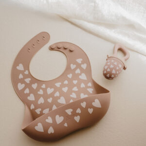 Bavoir en silicone l Love taupe