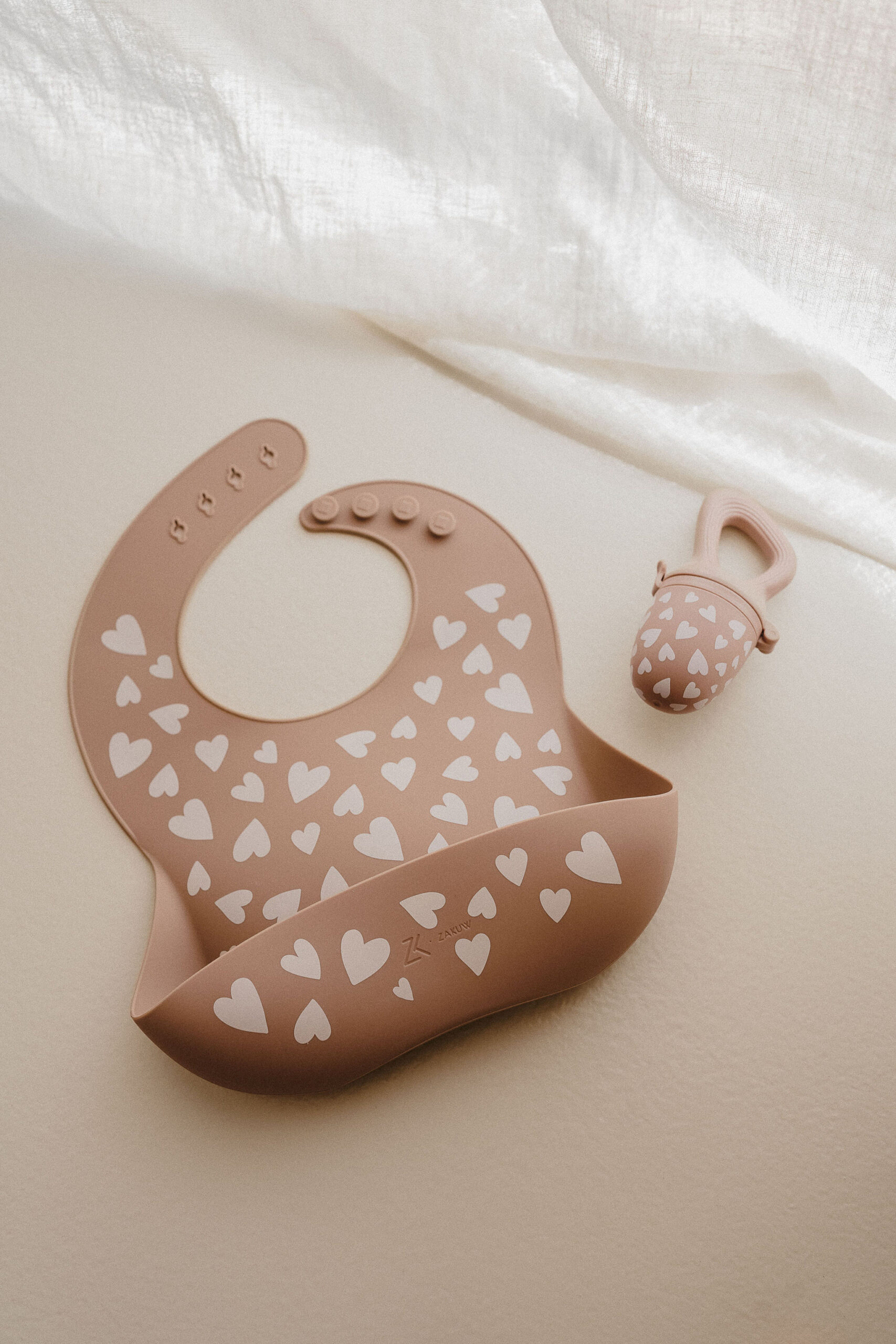 Bavoir en silicone l Love taupe