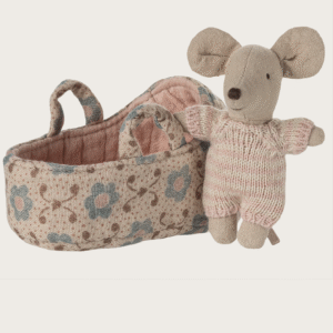 Bébé souris dans son couffin l Rose