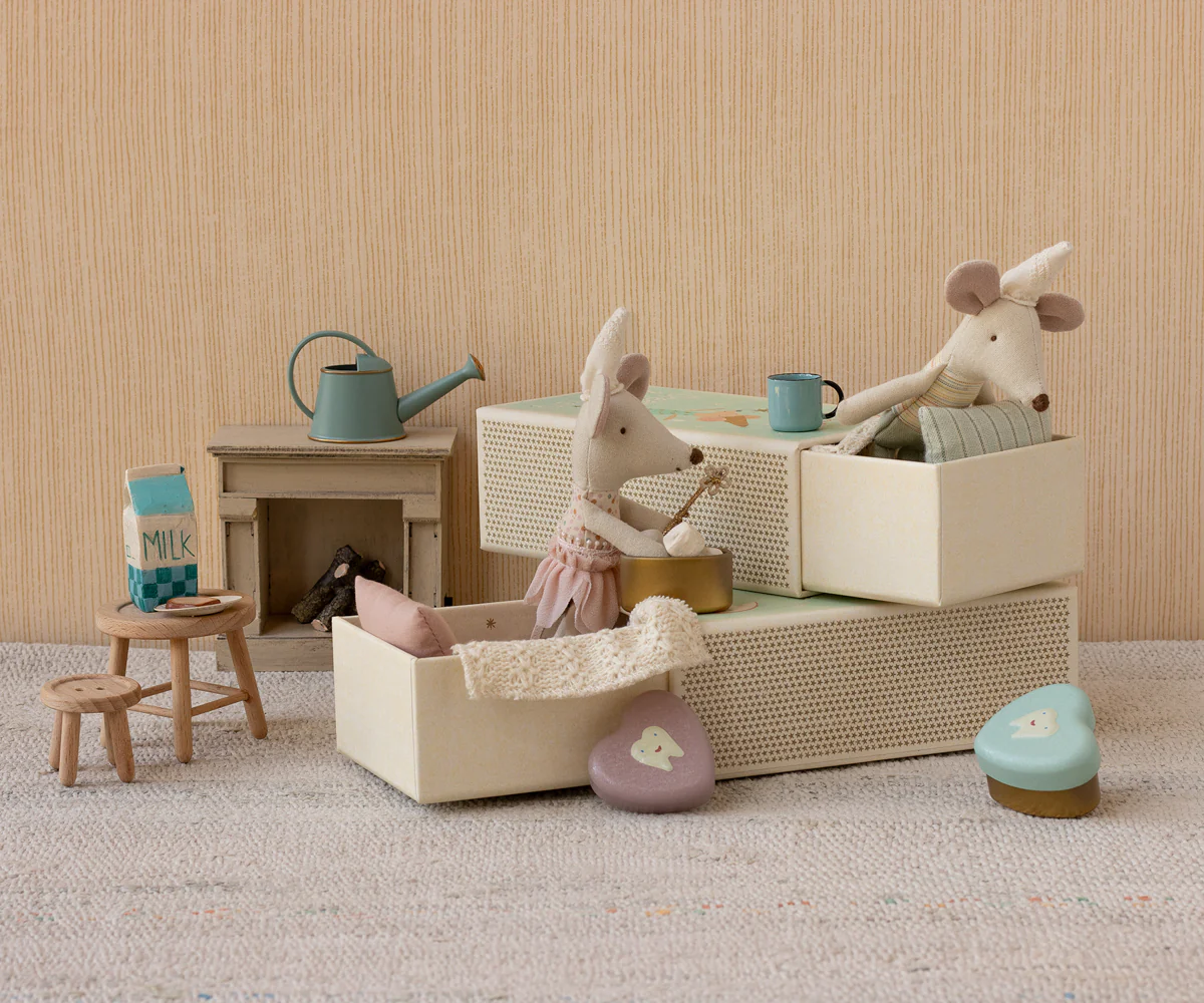 Image d'ambiance de présentation du produit Souris fée des dents Petite soeur dans une boîte d'allumettes - Maileg