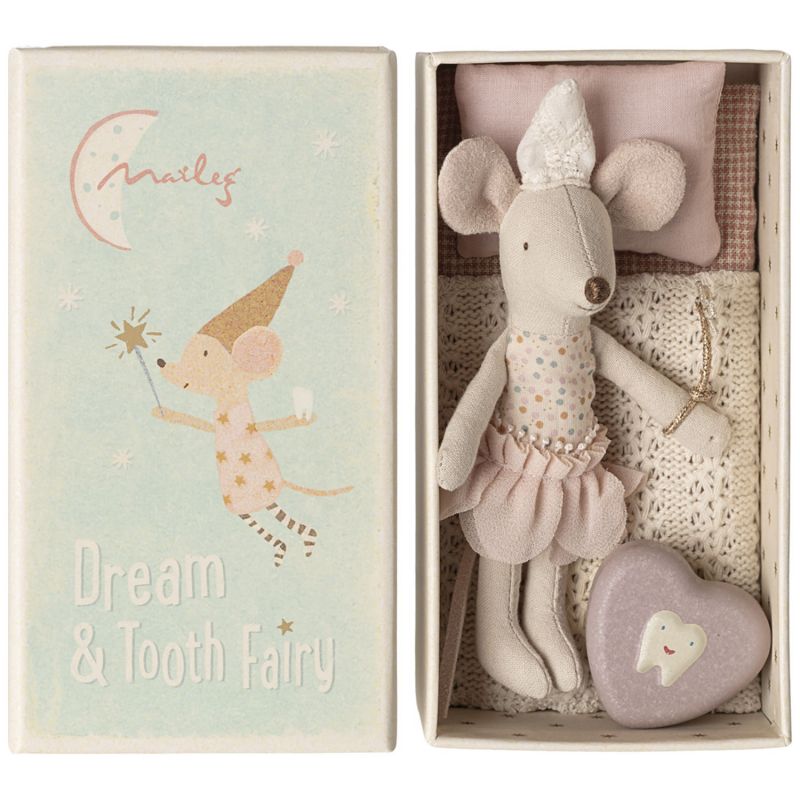 Image d'ambiance de présentation du produit Souris fée des dents Petite soeur dans une boîte d'allumettes - Maileg