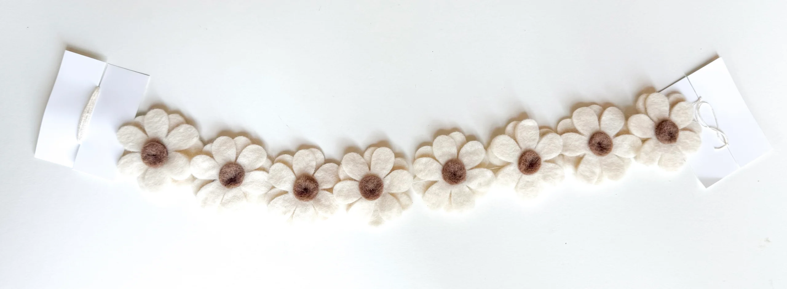 Guirlande handmade l Fleurs marrons en laine feutrée – Image 6