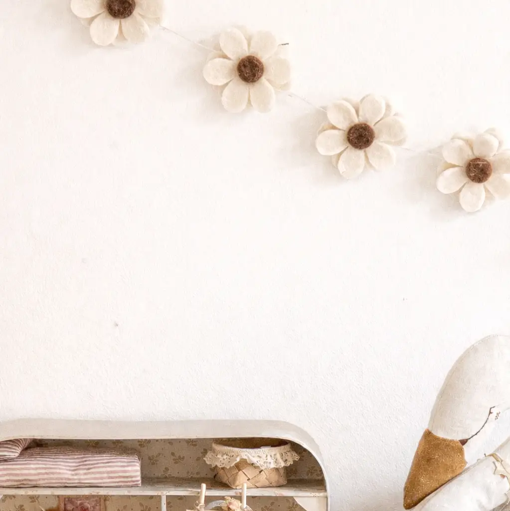 Guirlande handmade l Fleurs marrons en laine feutrée