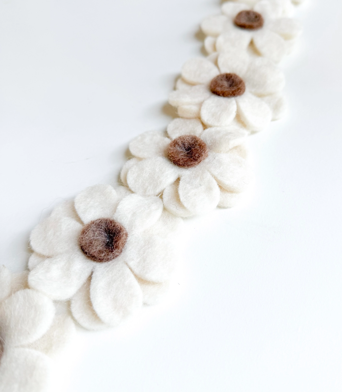 Guirlande handmade l Fleurs marrons en laine feutrée – Image 5