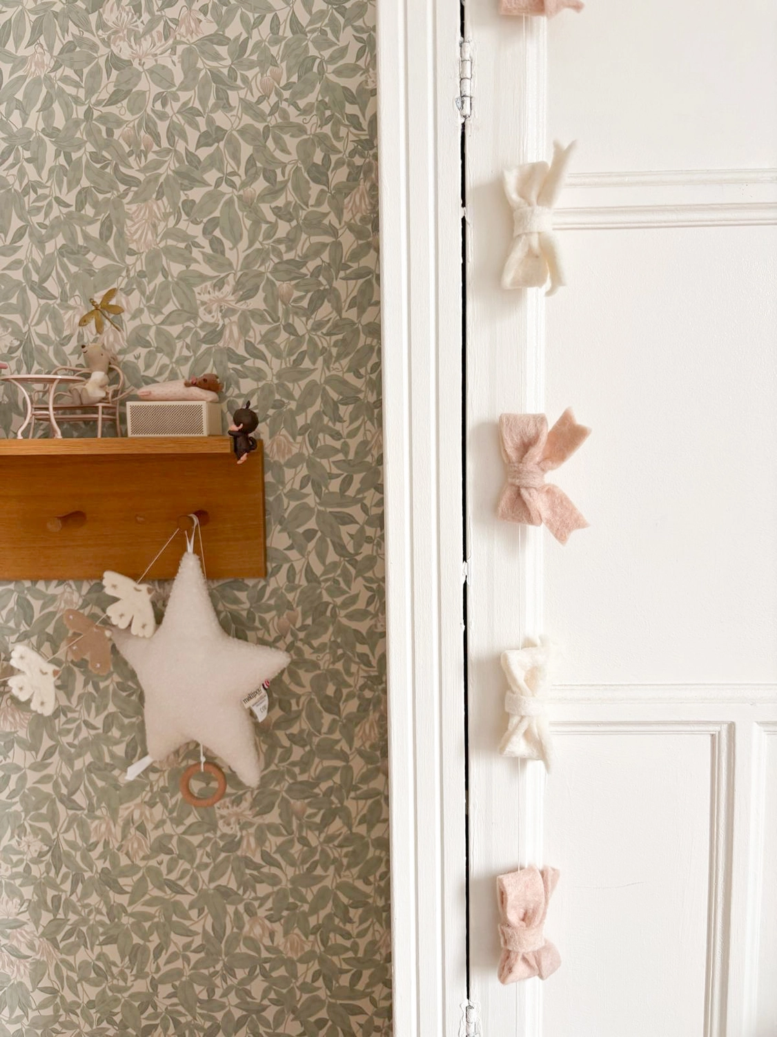 Guirlande handmade l Noeuds en laine feutrée l Écru & Blush – Image 5