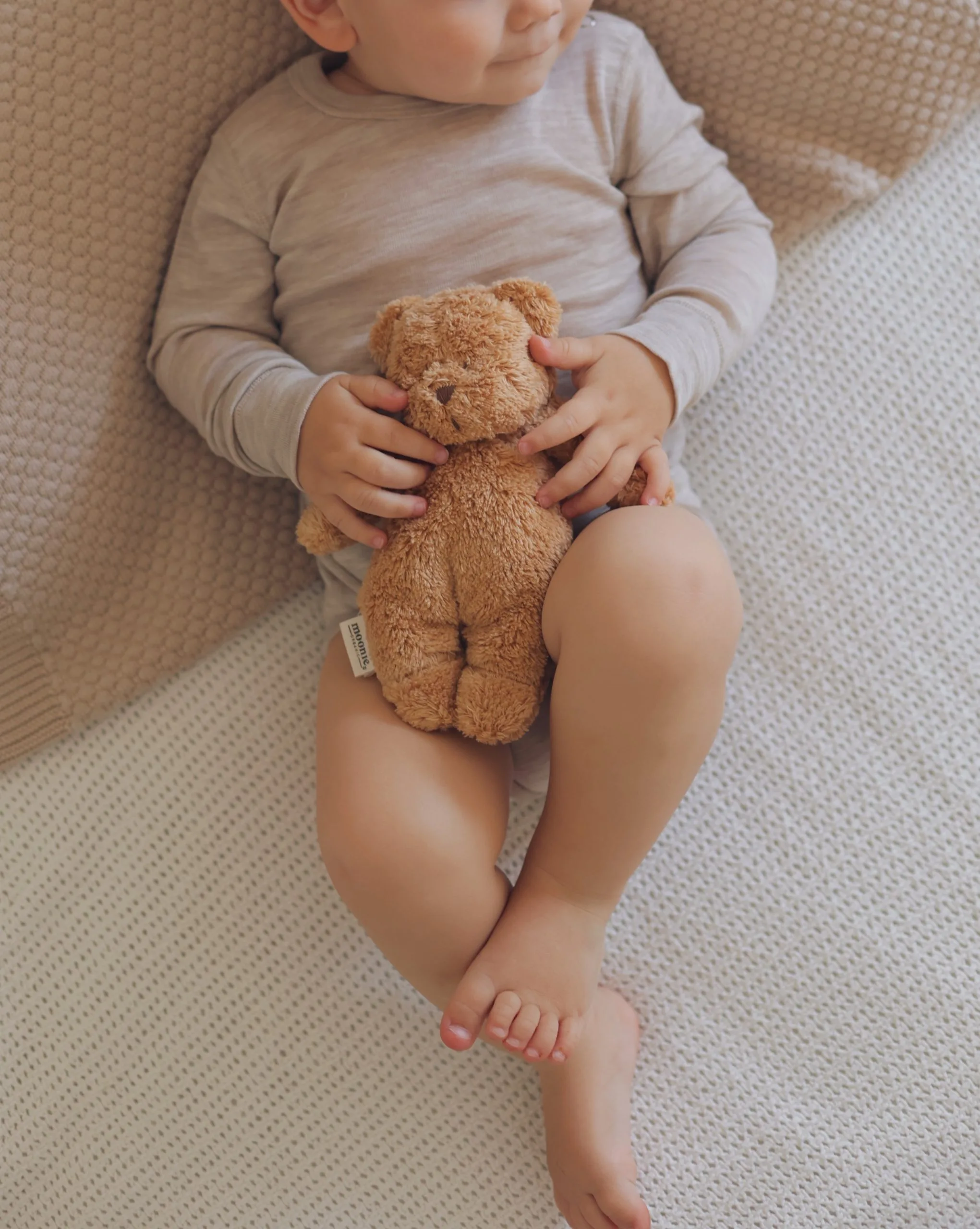 Petit ours sensoriel en coton bio l Moonie l Cappuccino