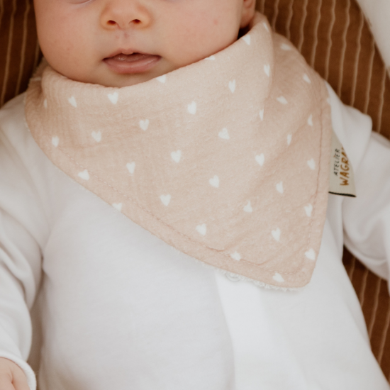 Bavoir bandana handmade Oeko-Tex l Beige l Petits coeurs – Image 2