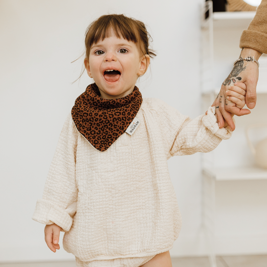 bavoir Atelier Wagram, bavoir bandana Atelier Wagram, bavoir bandana bébé, bavoir gaze de coton, bavoir bébé bambou, bavoir léopard bébé, bavoir absorbant bébé, bavoir bandana coton, bavoir bébé réglable, bavoir naissance, accessoire bébé, bavoir gaze bébé