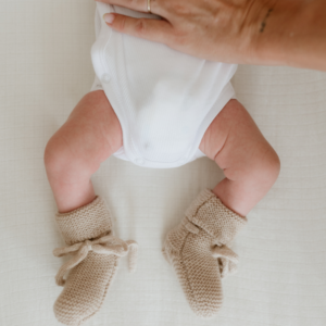 Chaussons bébé tricotés l Sable l 0-1 mois